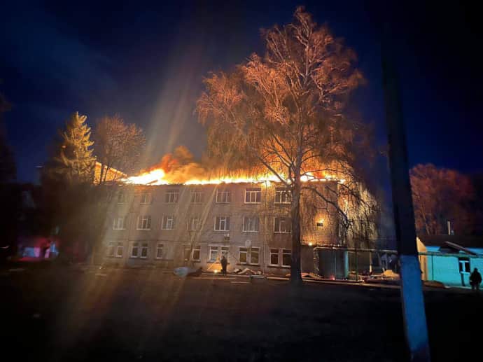 Росіяни вдарили дронами по лікарні у Золочеві: вирувала пожежа