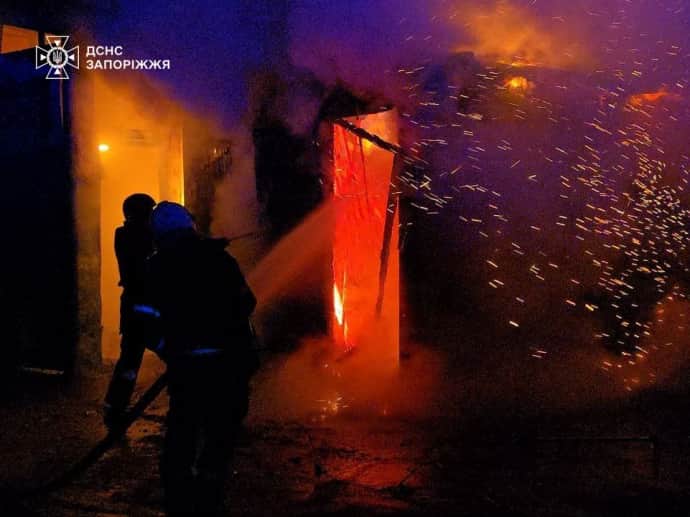 Через атаку російських БпЛА на підприємстві в Запоріжжі виникла масштабна пожежа