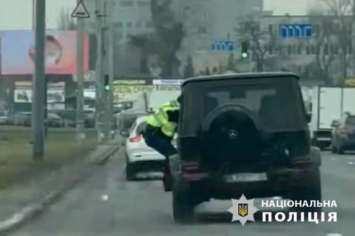 У Києві затримали водія Mercedes, який тікав від поліції: раніше його 12 разів штрафували 