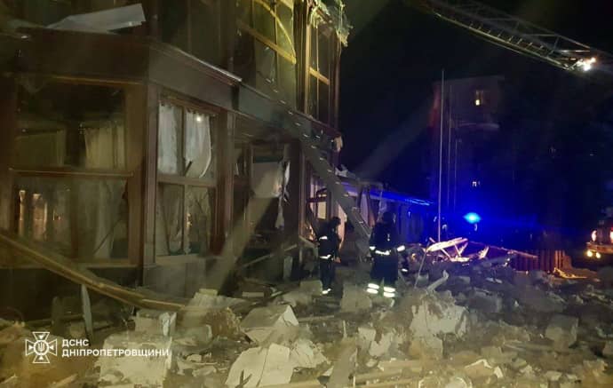 Російські війська вдарили ракетою по готелю в Кривому Розі: є загиблі та постраждалі