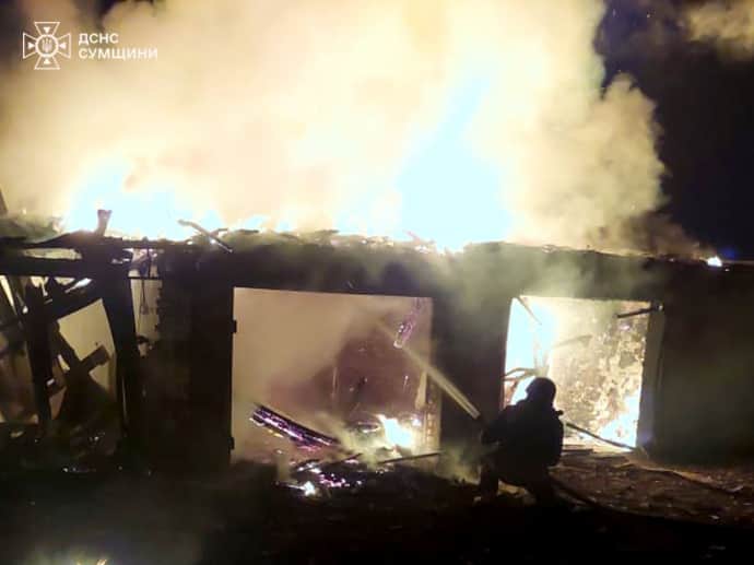 Російська атака дронами: на Сумщині вирувала пожежа, на Харківщині пошкоджено підприємство