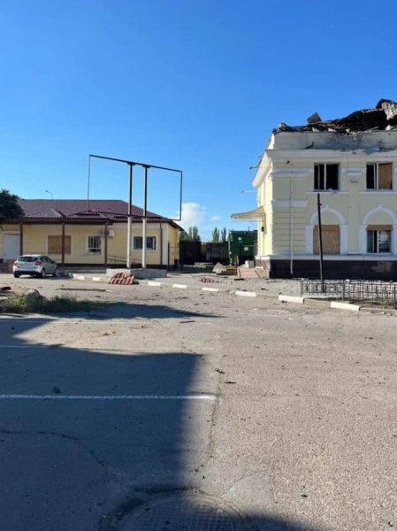 Росія обстріляла залізничний вокзал Херсона, є руйнування 