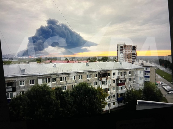 У РФ заявили про атаку сотні дронів: горять два НПЗ