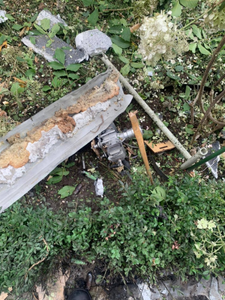 Росіяни вдарили "Шахедом" по Чернігову: вирує пожежа, 2 постраждалих  &ndash; МВА